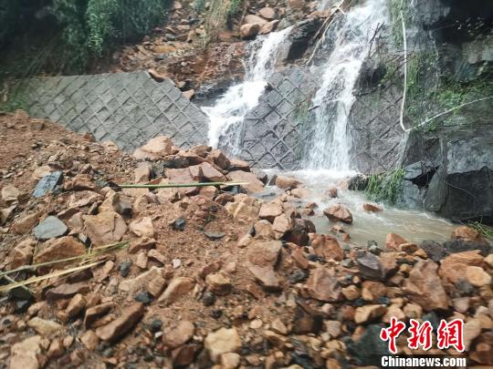 More than 30 houses collapsed due to sudden heavy rain in Yuhang mountain area of Hangzhou, and there were no casualties.